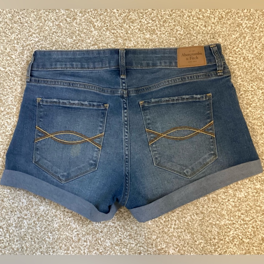 Abercrombie & Fitch Mid-Rise Short - Picture 2 of 8